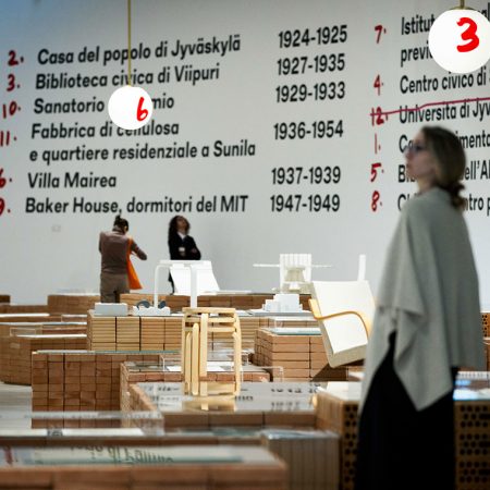 Vista dell'allestimento al MAXXII della mostra di Alvar Aalto