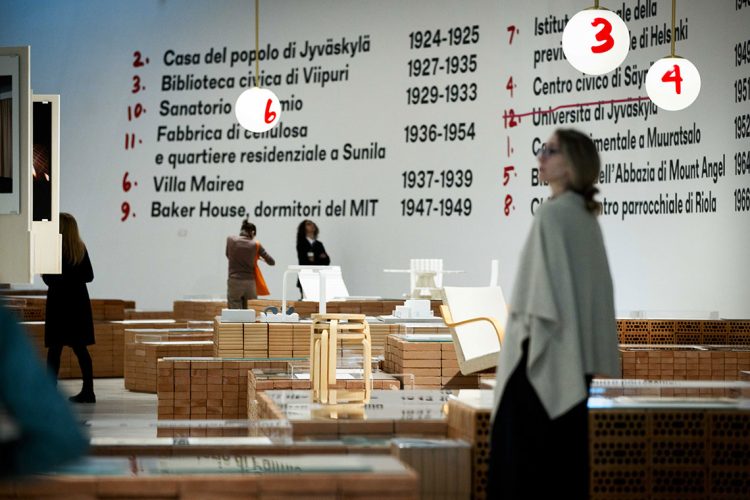 Vista dell'allestimento al MAXXII della mostra di Alvar Aalto