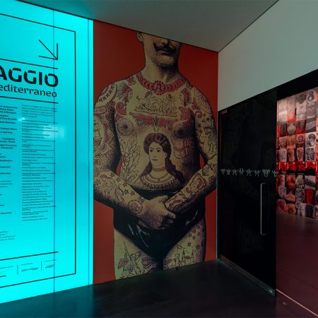 Vista dell'allestimento della mostra sulla storia del tatuaggio al Mudec di Milano