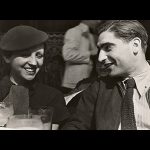 Foto scattata da Fred Stein che ritrae Gerda Taro e Robert Capa al Cafe du Dome a Parigi nel 1936