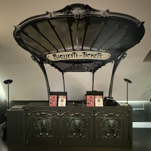La biglietteria della mostra è ispirata alle forme liberty degli ingressi della metropolitana parigina in ferro battuto