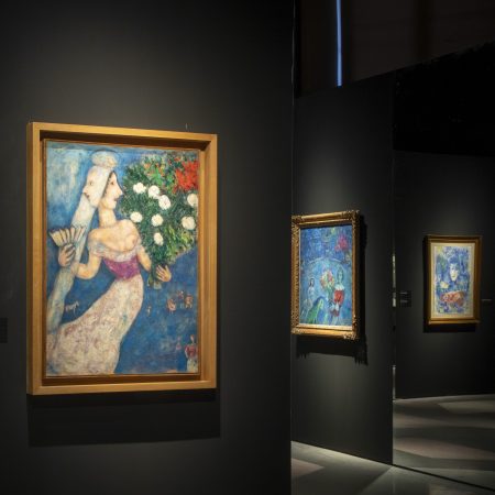 in primo piano il dipinto scelto come immagine guida della mostra, La sposa dai due volti del 1927