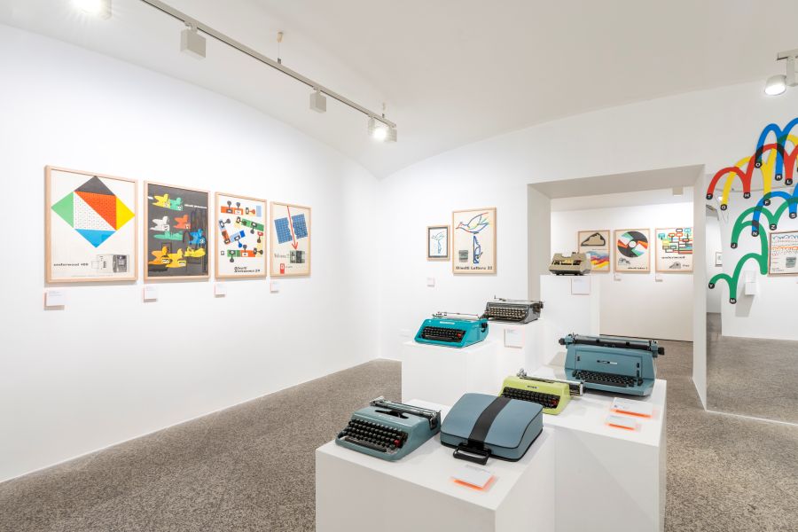 sala con macchine da scrivere e manifesti pubblicitari Olivetti