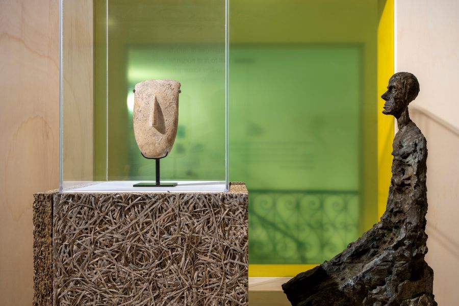 in primo piano due sculture