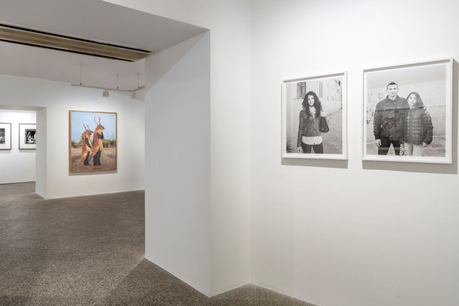 alle pareti ritratti fotografici in bianco e nero e a colori