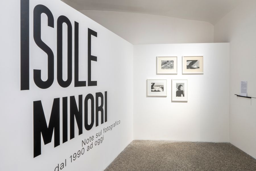 alle pareti alcune fotografie in bianco e nero