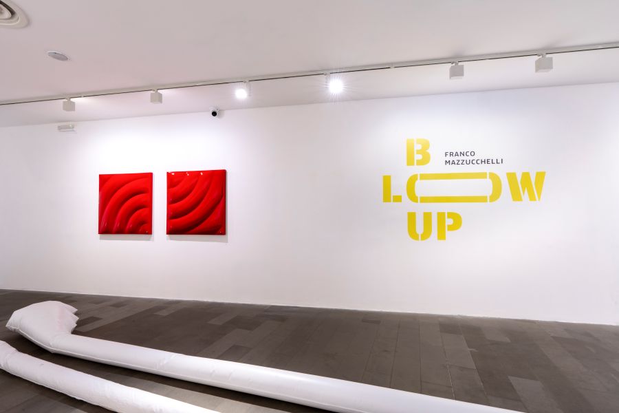 alla parete tele gonfiabili di colore rosso