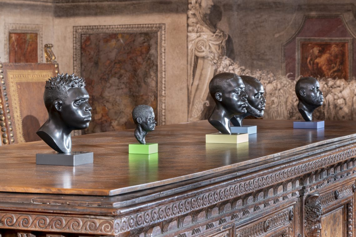 alcune piccole teste in bronzo