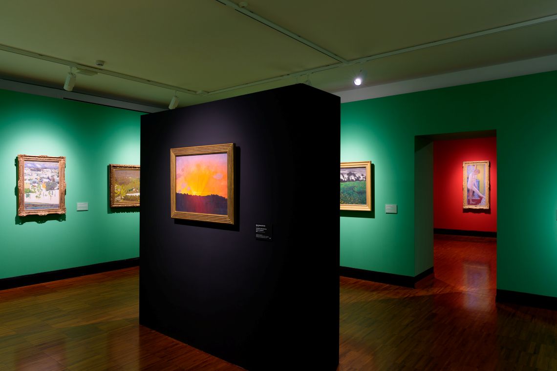 sala con dipinti su pannelli di vari colori