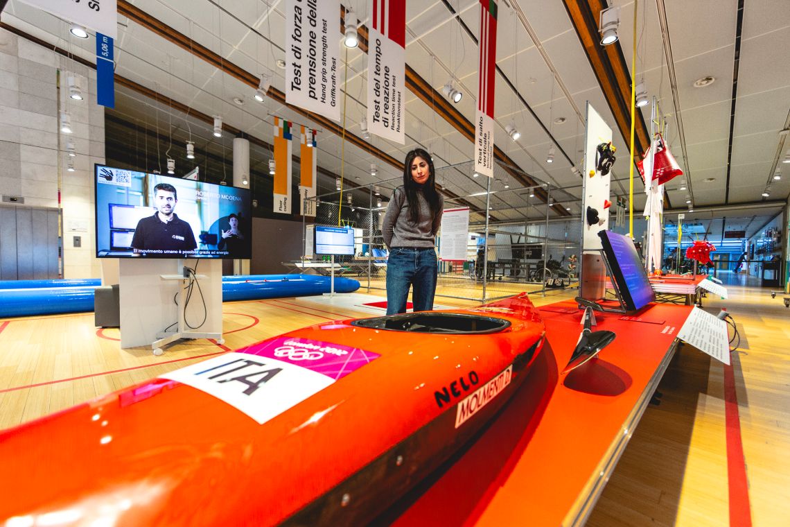 in primo piano il kayak K1 con cui Daniele Molmenti ha conquistato l’oro olimpico a Londra 2012