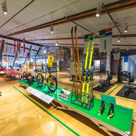 pedana con esposte alcune attrezzature sportive (biciclette, sci)