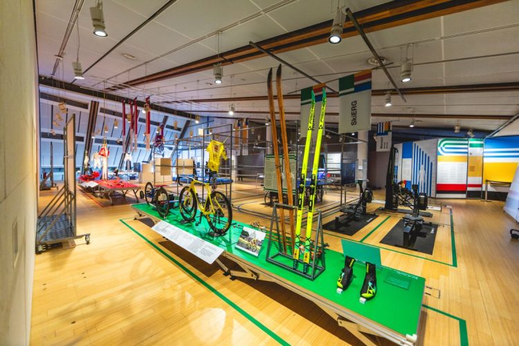 pedana con esposte alcune attrezzature sportive (biciclette, sci)