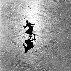 Una ripresa dal'alto della campionessa di pattinaggio sul ghiaccio