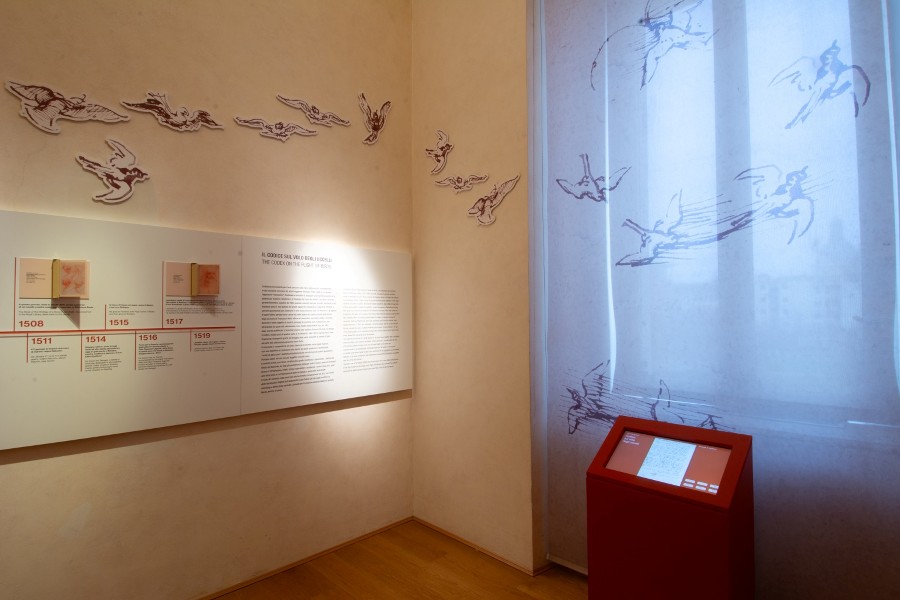 una grande “timeline” a parete e un totem multimediale che consente di sfogliare il Codice sul volo degli uccelli, esplorandolo e dettagliandolo in tutti i suoi particolari.